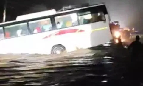 குஜராத்: வெள்ளத்தில் சிக்கிய தமிழக பக்தர்களின் பேருந்து.. அனைவரும் பத்திரமாக மீட்பு
