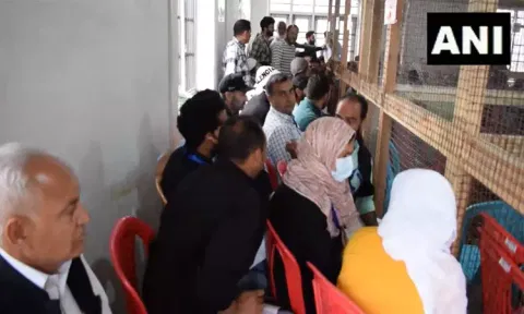 காஷ்மீரில் 47 இடங்களில் காங்கிரஸ் கூட்டணி முன்னிலை
