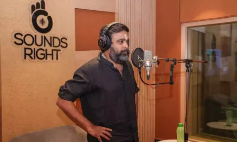 'டூரிஸ்ட் பேமலி' படத்தின் டப்பிங் பணியில் சசிகுமார்