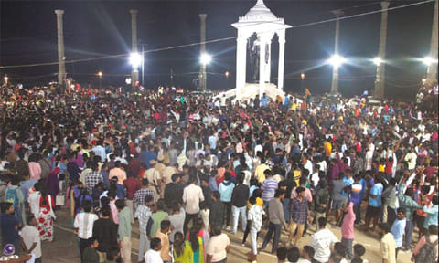 புதுவையில் 'ஹாப்பி நியூஇயர்' பாடல்கள் பாடி புத்தாண்டை வரவேற்ற மக்கள்