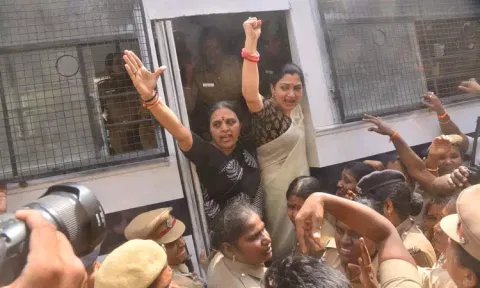 மாணவி பாலியல் வன்கொடுமை விவகாரம்: பேரணி செல்ல முயன்ற குஷ்பு உள்பட பாஜகவினர் கைது