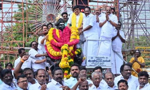 வீரபாண்டிய கட்டபொம்மன் பிறந்தநாள்: அ.தி.மு.க. சார்பில் மரியாதை