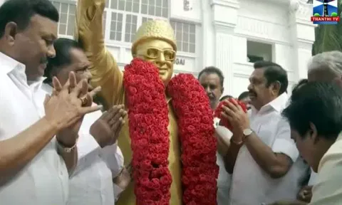 எம்.ஜி.ஆர். சிலைக்கு எடப்பாடி பழனிசாமி மரியாதை