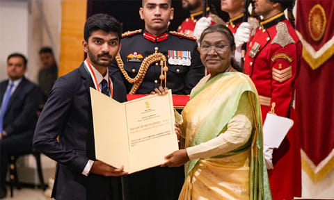 உலக செஸ் சாம்பியன் குகேஷுக்கு கேல் ரத்னா விருது: ஜனாதிபதி திரவுபதி முர்மு வழங்கினார்