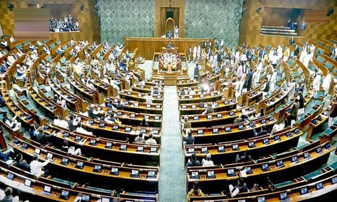 நாடாளுமன்ற இரு அவைகளிலும் எதிர்க்கட்சிகள் கடும் அமளி