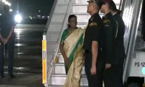 போர்ச்சுக்கல் சுற்றுப்பயணம் முடிந்து தாயகம் திரும்பிய திரவுபதி முர்முவுக்கு உற்சாக வரவேற்பு