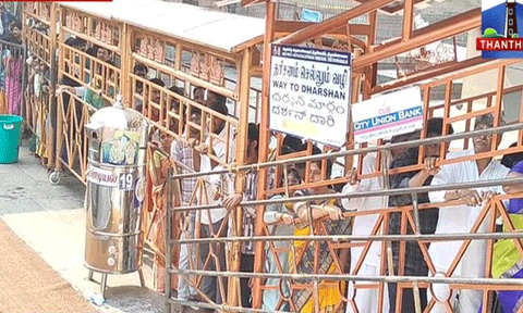 தி.மலை அண்ணாமலையார் கோயிலில் 3 மணி நேரம் காத்திருந்து பக்தர்கள் தரிசனம்