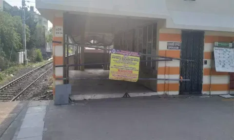 பரங்கிமலையில் மூடப்பட்ட ரெயில்வே சுரங்க வழியை திறந்து விட வேண்டும்- பயணிகள் கோரிக்கை