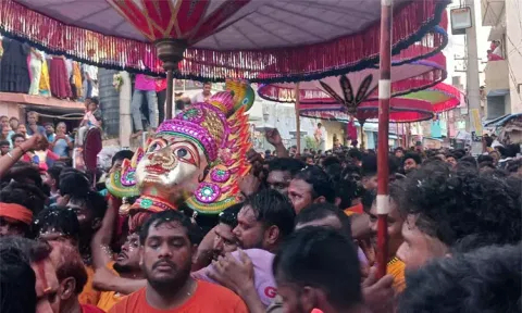 குடியாத்தம் கெங்கையம்மன் சிரசு ஊர்வலம்- ஏராளமான பக்தர்கள் தரிசனம்