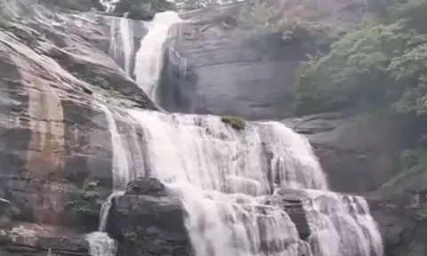 குற்றாலம் மெயின் அருவியில் சுற்றுலா பயணிகள் குளிக்க தடை