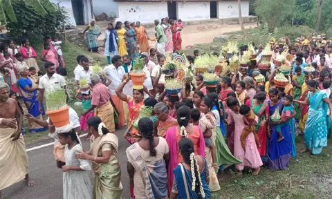 கும்பாபிஷேக விழா.. பெண்கள் முளைப்பாரி ஊர்வலம்