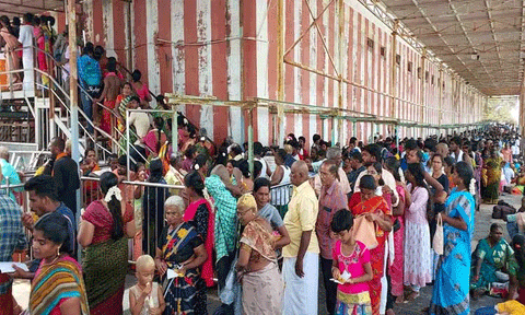 வைகாசி விசாக திருவிழா: திருச்செந்தூரில் அலைகடலென குவியும் பக்தர்கள்