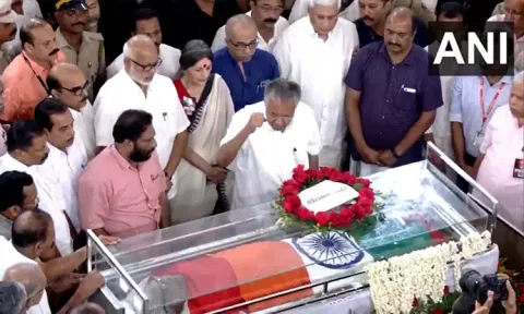 கேரள முன்னாள் முதல்-மந்திரி அச்சுதானந்தன் உடலுக்கு பினராயி விஜயன் இறுதி அஞ்சலி