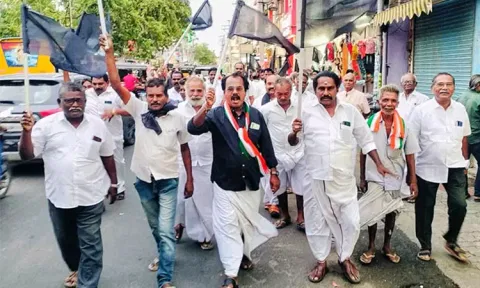 தூத்துக்குடியில் பிரதமர் மோடிக்கு எதிராக கருப்பு கொடி போராட்டம்: காங்கிரஸ் கட்சியினர் கைது