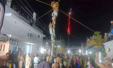 வழுக்கு மரம் ஏறிய பக்தர்கள்