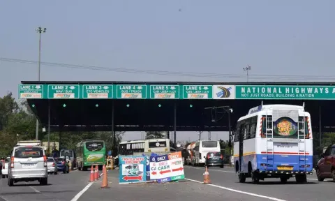 இருசக்கர வாகனங்களுக்கு சுங்கக்கட்டணம் வசூலிக்கும் திட்டம் இல்லை - மத்திய அரசு தகவல்
