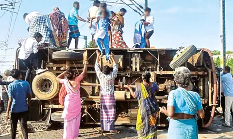 தண்டவாளத்தில் வேன் கவிழ்ந்து விபத்து: என்ன காரணம்.? - விளக்கம் அளித்த தெற்கு ரெயில்வே