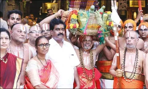 ஸ்ரீவில்லிபுத்தூர் ஆண்டாள் சூடிக்கொடுத்த மாலை ஏழுமலையானுக்கு சமர்ப்பணம்