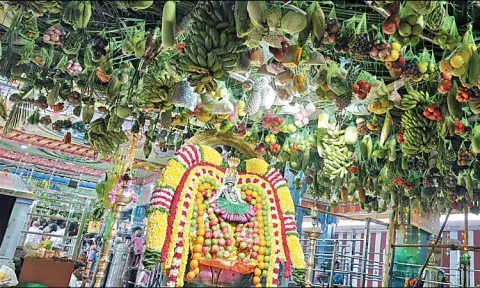 திருவேற்காடு கருமாரியம்மன் கோவிலில் 5 டன் காய்கறி, பழங்களால் நிறைமணி காட்சி