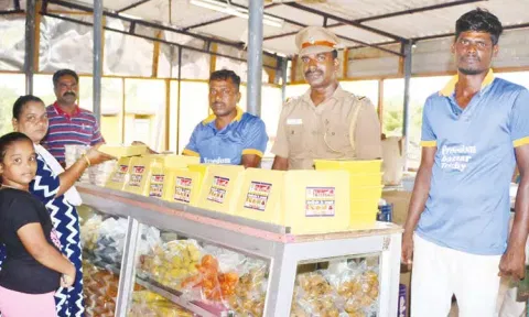 திருச்சி சிறை பஜாரில் தீபாவளி பலகார விற்பனை