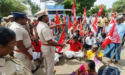 பரமன்குறிச்சியில் டிரான்ஸ்பார்மரை இடமாற்றம் செய்யக்கோரி மறியல்: பெண்கள் உள்பட 23 பேர் கைது