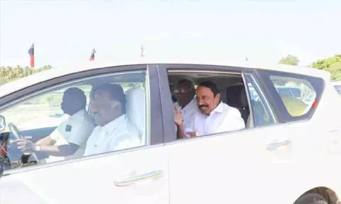 ஓ.பி.எஸ் - செங்கோட்டையன் ஒரே காரில் பயணம்