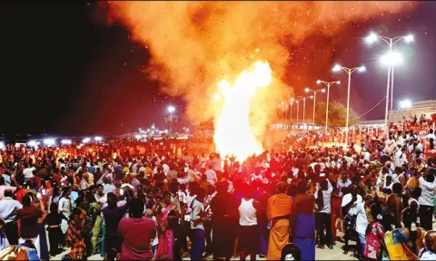 கார்த்திகை தீபத்திருவிழா: திருச்செந்தூர் கடற்கரையில் சொக்கப்பனை கொளுத்தப்பட்டது