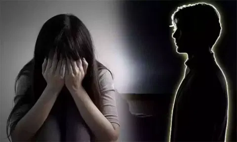 10ம் வகுப்பு படிக்கும் மாணவி கர்ப்பம்: காரணம் முதியவரா? சிறுவனா?