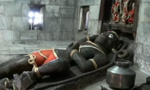 காந்த பாறையில் வடிக்கப்பட்ட ஆஞ்சநேயர் சிலை.. மோதா மாருதி கோவில் சிறப்புகள்