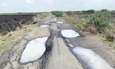 தூத்துக்குடியில் ஆம்புலன்ஸ் வாகனம் கூட செல்ல முடியாத சாலை: விரைந்து சீரமைக்க பொதுமக்கள் கோரிக்கை