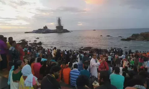 விடுமுறை தினம்: கன்னியாகுமரியில் குவிந்த சுற்றுலா பயணிகள்