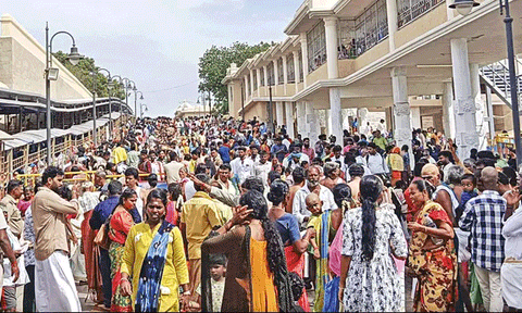 தொடர் விடுமுறை... திருச்செந்தூரில் அலைமோதும் பக்தர்கள் கூட்டம்
