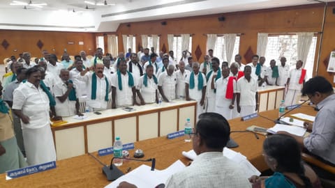 Tiruvarur ryots protesting for fair compensation at the grievance meet chaired by the Collector