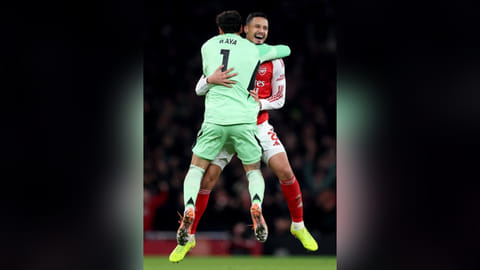 Arsenal Players celebrating their victory