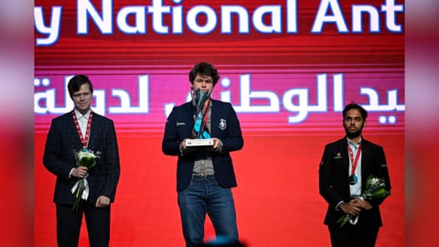 Magnus Carlsen (C), Vladislav Artemiev (L) and Arjun Erigaisi with the titles