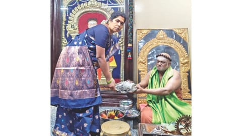 Keys being handed over to the Tiruvavaduthurai Adheenam
