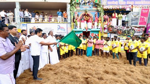 Udhayanidhi Stalin signals start of Palamedu jallikattu