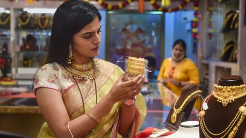 Image of a woman buying gold used for representative purposes