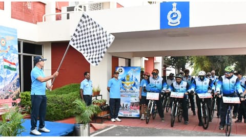 Air Marshal Manish Khanna flags off cycle rally at Southern Air Command headquarters in Thiruvananthapuram