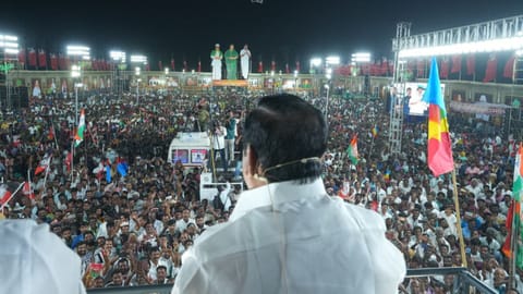 AIADMK general secretary Edappadi Palaniswami addressing supporters in Anthiyur in Erode district on Sunday