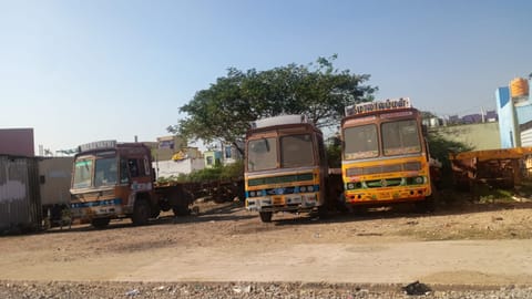 container-trailer lorries in Manali New Town