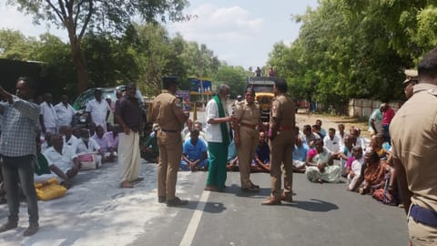Tiruchy farmers block highway