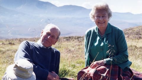 (L) King Charles (R) Queen Elizabeth