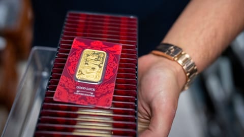 Why countries are stocking up on gold
