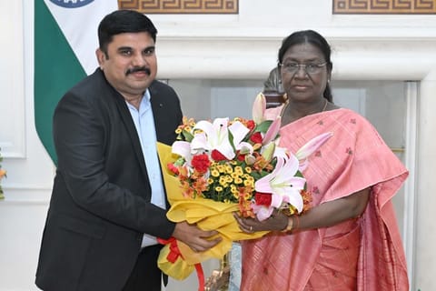, APJ Abdul Kalam Foundation co-founder Saleem met President Droupadi Murmu in New Delhi