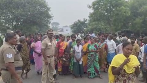 Protesting residents stage block Tiruvannamalai-Tirukovilur road near Veraiyur on Friday