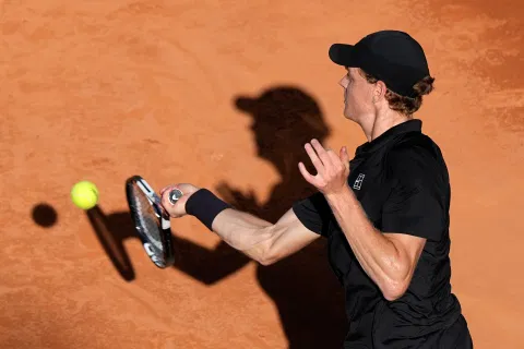 Jannik Sinner, of Italy, returns the ball to Casper Ruud, of Norway, during the nal match at the Italian Open tennis tournament, in Rome, Sunday, May 17, 2026. (AP Photo/Alessandra
Tarantino)