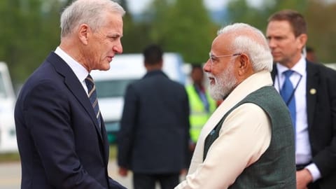 Prime Minister Narendra Modi being received by Norway counterpart Jonas Gahr Store