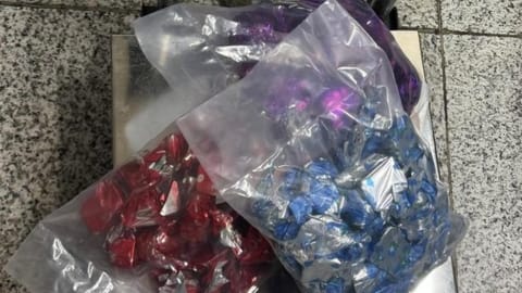 396 grams of gold of 999.9 purity, concealed inside chocolates, was recovered in the two cases (200 grams and 196 grams respectively).