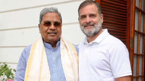 Rahul Gandhi with party leader Siddaramaiah during a meeting after the latter stepped down from the post of Karnataka Chief Minister